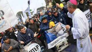 García Cuerva, arzobispo de Buenos Aires, bendice a trabajadores