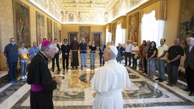 El Papa con la comitiva que acompañó a los presos de Venecia