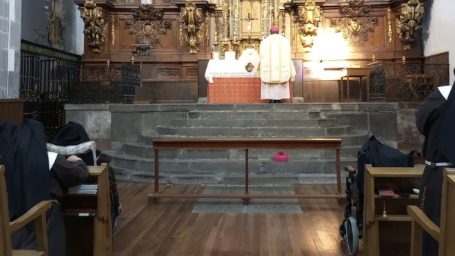 El obispo 'fake' Da Silva, oficiando para las monjas mayores de Belorado en una imagen distribuida por el jefe de prensa