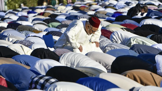 Musulmanes celebran el Aíd al Fitr, la fiesta que pone fin al mes sagrado de ramadán