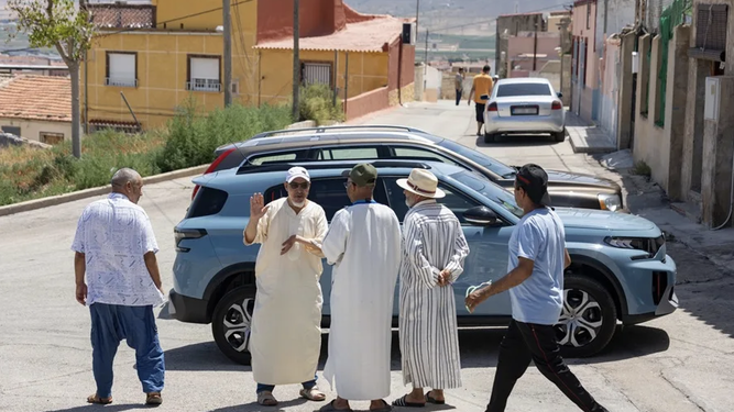 Varios hombres de origen marroquí en el barrio de Nuestra Señora de Fátima de Jumilla