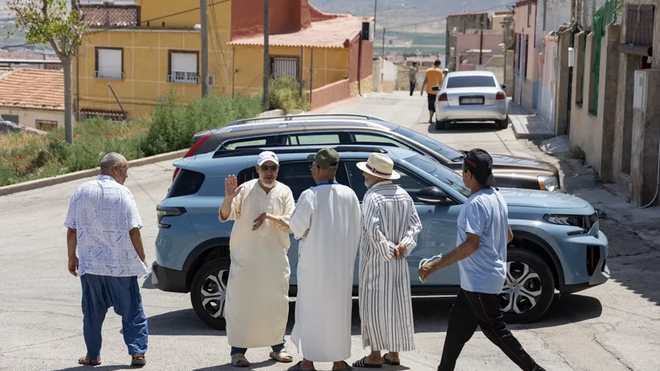 Varios hombres de origen marroquí en el barrio de Nuestra Señora de Fátima de Jumilla