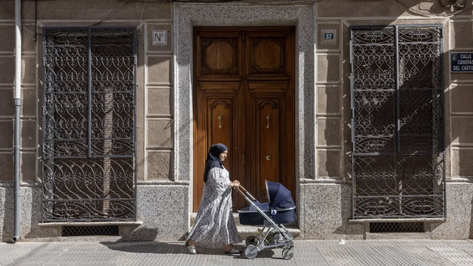 Una mujer de origen marroquí camina con el carrito de su bebé por Jumilla