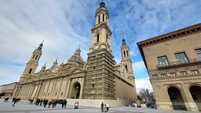 Montaje de los andamios de la restauración de la primera torre de la Basílica de Nuestra Señora del Pilar de Zaragoza