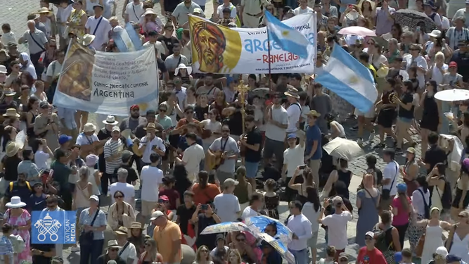 Peregrinos argentinos para escuchar al Papa en el ángelus