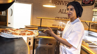 Atika ha encontrado trabajo de cocinera en el restaurante Ginos de Toledo a través de Incorpora.© Ismael Serrano. Fundación "la Caixa"