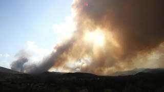 Vista del incendio forestal que afecta al paraje de Las Médulas