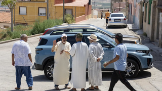 Varios hombres de origen marroquí en el barrio de Nuestra Señora de Fátima de Jumilla