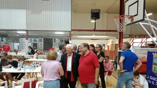 El Padre Ángel visita a los afectados por los incendios en La Bañeza