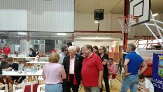 El Padre Ángel visita a los afectados por los incendios en La Bañeza