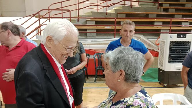 El padre Ángel, en el polideportivo de La Bañeza