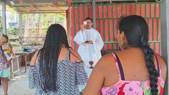 Luis Miguel Modino, en una misa con mujeres en la Amazonía