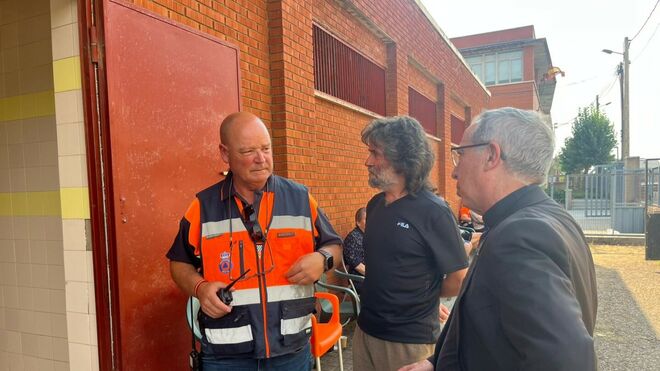 El obispo de Zamora y el párroco de Aliste, visitando a los afectados por el incendio