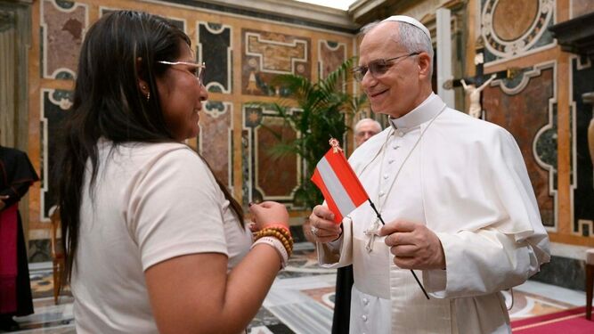 León XIV, con una bandera de Perú