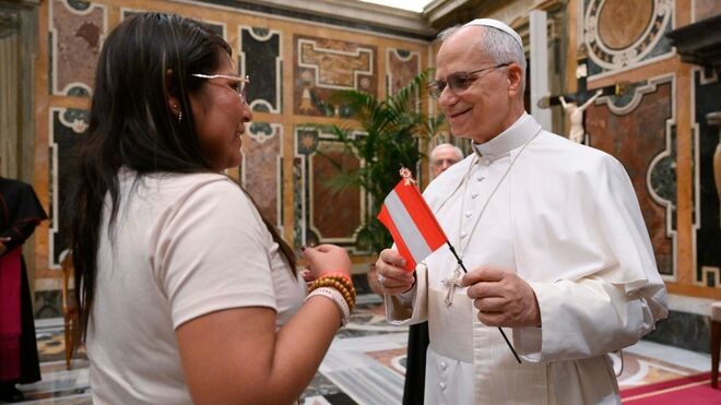 León XIV, con una bandera de Perú