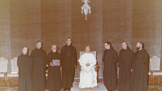 El papa Pablo VI con los abades Cassià y Gabriel y los monjes que fueron a Tantur