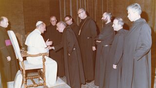 El papa Pablo VI saludando al P. Adalbert