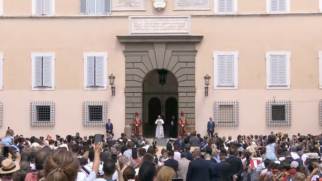 Prevost reza el Angelus en Castel Gandolfo