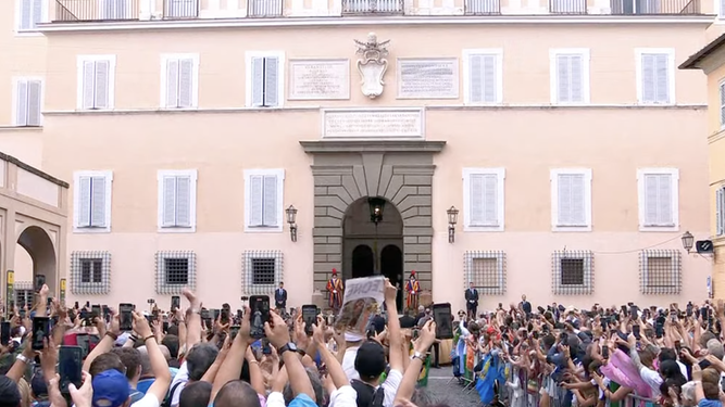 Fieles esperan a Prevost en Castel Gandolfo