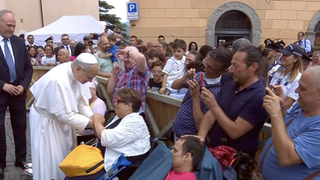 El Papa saludó a varios enfermos al término del Angelus