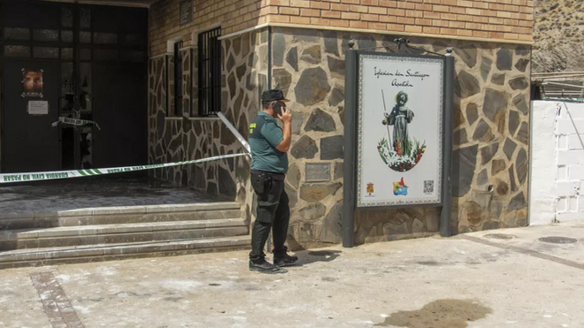 La iglesia de Albuñol, precintada por la Guardia Civil