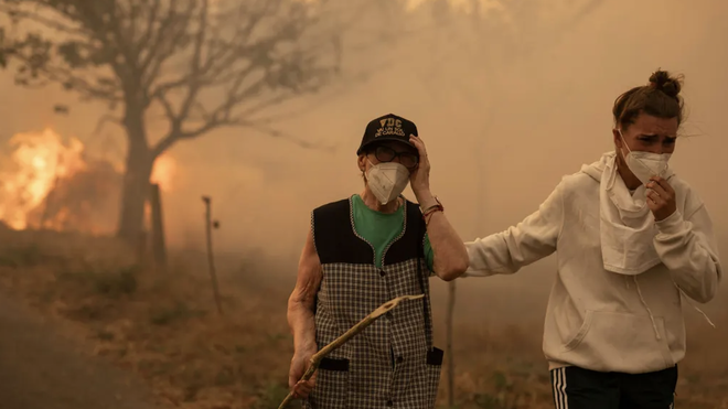 Vecinos trabajan en labores de extinción en un pueblo de Ourense