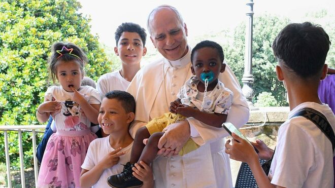 León XIV con algunos niños durante el almuerzo en el Borgo Laudato si' de Castel Gandolfo