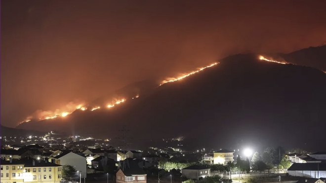 Vista del incendio forestal en Vilamartín de Valdeorras