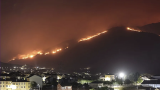 Vista del incendio forestal en Vilamartín de Valdeorras