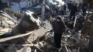 Habitantes de Gaza entre los escombros