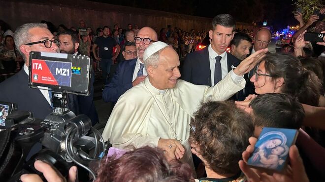 León XIV bendice a unos fieles en Castel Gandolfo, antes de regresar a Roma
