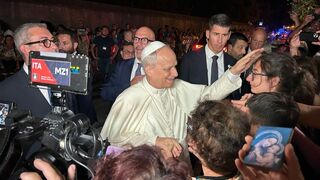 León XIV bendice a unos fieles en Castel Gandolfo, antes de regresar a Roma