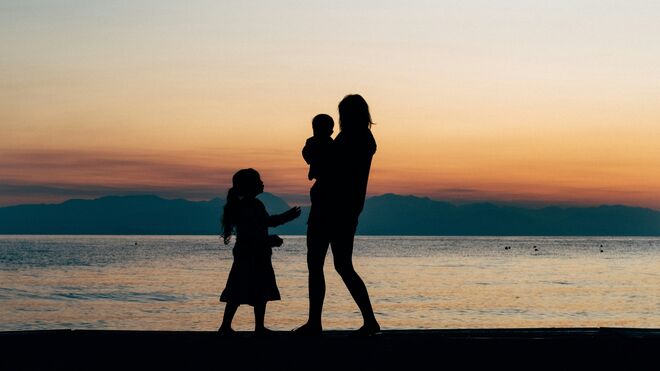 Una madre con sus hijos
