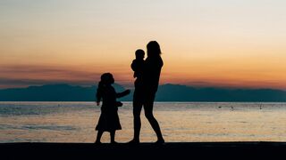 Una madre con sus hijos