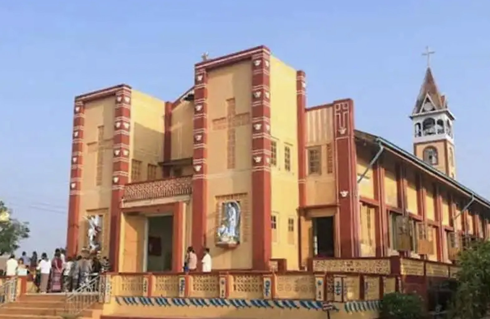 La Junta militar planea demoler la catedral de Myanmar y 16 monasterios budistas