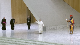 León XIV a su llegada al Aula Pablo VI