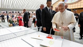 El Papa recibe un curioso regalo: una mesa de ping pong