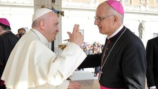 Papa Francisco y Santiago Olivera, obispo castrense