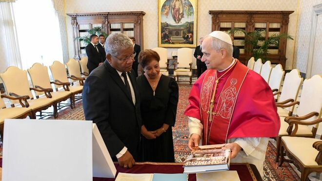 El Papa con el presidente de la República de Seychelles y su esposa