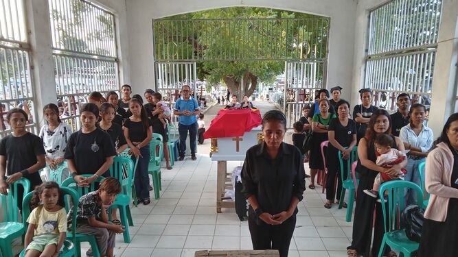 ellas… en el cementerio