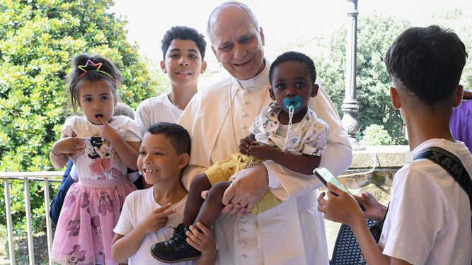 León XIV con niños