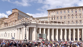 Miles de fieles siguieron el Angelus de León XIV