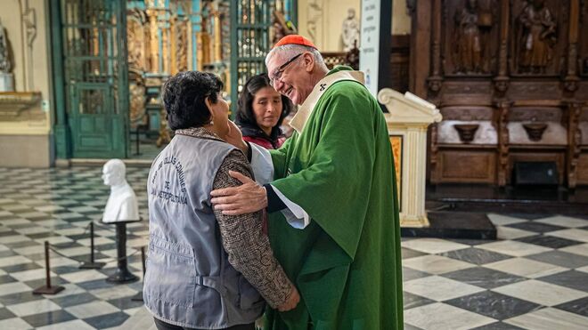 Arzobispo de Lima junto a las lideresas de las ollas comunes