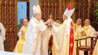 Josepa Segura  entrega la reliquia al arzobispo de Hanoi