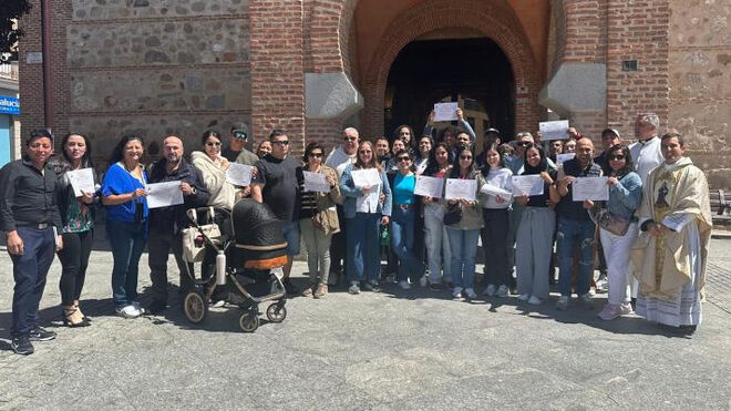 Las 13 parejas de novios, con el párroco