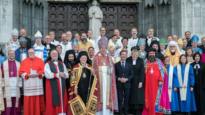 Líderes eclesiásticos de todo el mundo, acompañados por el primer ministro sueco Ulf Kristersson y su esposa, la reverenda Birgitta Ed, posan para una foto de grupo