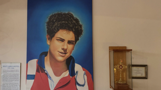 La reliquia de Carlo Acutis en Deltebre, junto a una imagen del italiano