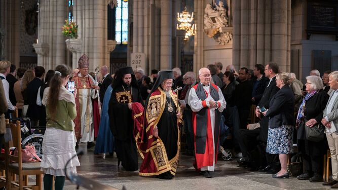 Su Santidad el Patriarca Ecuménico Bartolomé del Patriarcado Ecuménico (izquierda), el reverendísimo Stephen Cottrell, arzobispo de York (derecha) y, detrás de ellos, el arzobispo Dr. Martin Modéus, de la Iglesia de Suecia