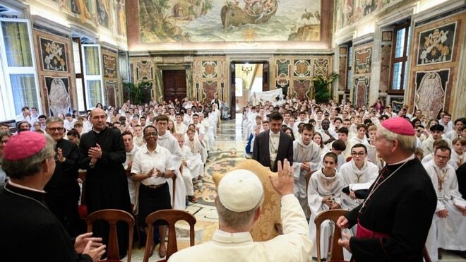 León XIV, con los monaguillos franceses