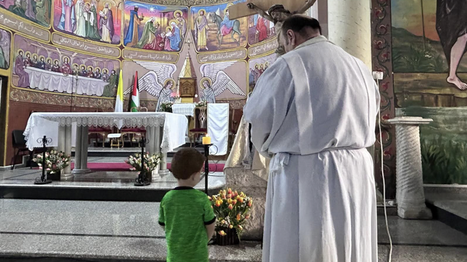 Romanelli, con un niño en la iglesia de la Sagrada Familia